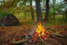 大自然露营帐篷与篝火