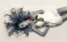 躺着握花的女孩图片