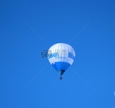 蓝天里一只热气球