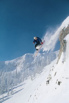 运动跃动飞跃的滑雪运动员高清图片
