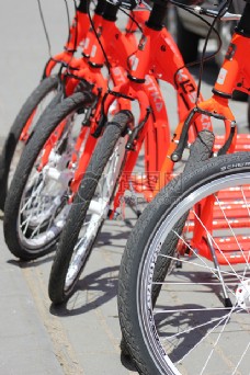 运动跃动自行车橙色红色车轮户外运输街停车运动活跃