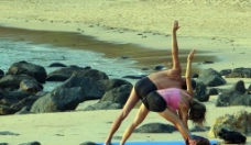 海滩做瑜伽的情侣图片