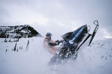 雪山开雪地摩托的运动员高清图片