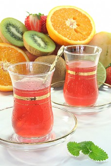 两杯红茶和水果