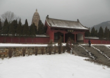 雪中嵩岳寺图片