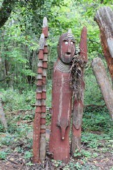树林中的雕像