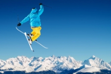 运动跃动跳跃起来的滑雪运动员