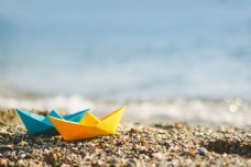 度假沙滩上的纸船