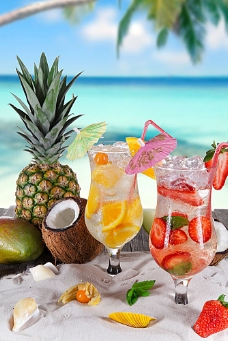 水果饮料沙滩上的水果和饮料