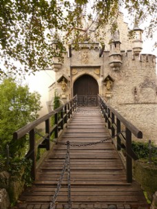 通向城堡的桥梁
