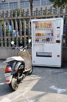 自动贩卖机和摩托车高清照片图片