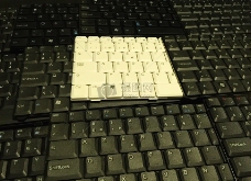 黑色键盘中的白色键盘