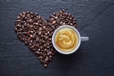 咖啡杯心形咖啡豆背景