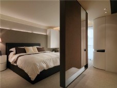 现代简约卧室深褐色隔断室内装修效果图