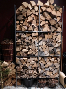 堆积木柴柴房里的木材