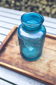 桌面上的蓝色瓶子