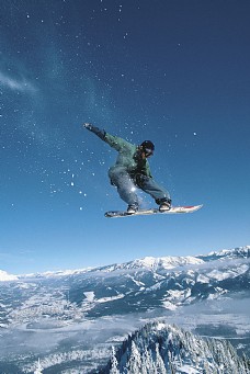 雪山腾空飞跃的滑雪运动员高清图片
