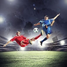 天空争夺踢足球的运动员