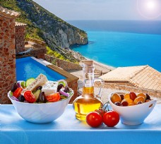 希腊爱琴海风景与蔬菜沙拉