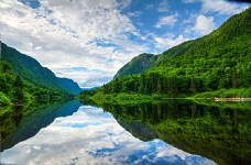 景观水景山峰树林湖泊倒影