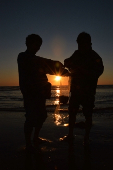 夕阳渔民收获图片