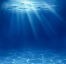 底图阳光照射的蓝色海底高清图片素材
