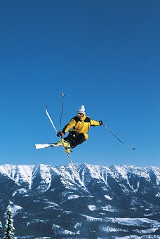 运动跃动腾空飞跃的滑雪运动员高清图片