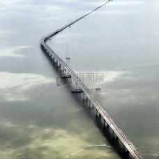 上江江面上的桥梁