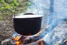 篝火野炊的锅