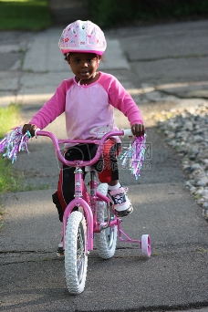 儿童家庭快乐孩子骑自行车美国黑人家庭自行车儿童非洲美国快乐一起