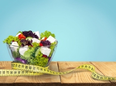 绿色蔬菜蔬菜沙拉与皮尺