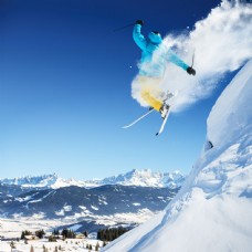 运动跃动腾空跳跃的滑雪运动员