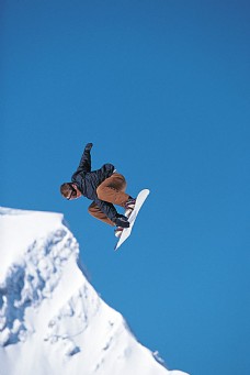 运动跃动腾空跳跃的滑雪运动员高清图片