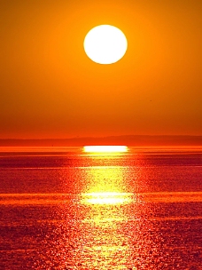 大自然海面上落日的光晕