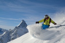 雪山滑雪背景运动人物雪橇特技