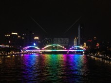 霓虹灯闪烁的大桥