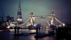 灯火夜色下的伦敦塔桥