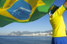 世界旗帜海边拿着世界杯旗帜的男人