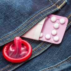 牛仔裤与避孕用品