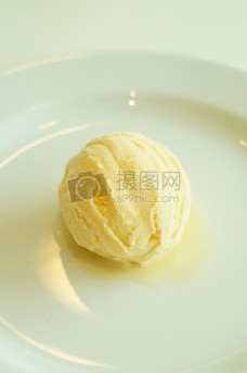 一颗黄色冰淇淋
