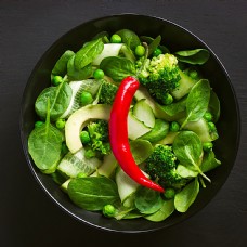 绿色蔬菜与红辣椒