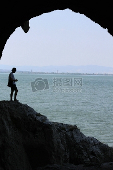 洞穴摄影师湖男子人侧影地平线