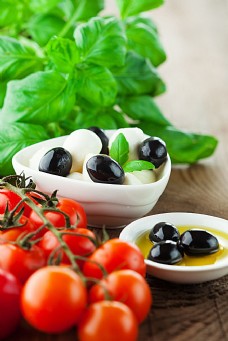 绿色蔬菜橄榄与西红柿