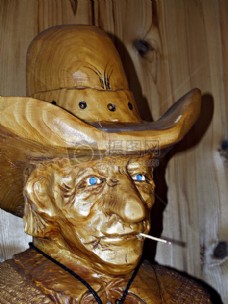 牛仔的木雕像