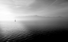 大海苍茫飘渺航行孤帆黑白照图片