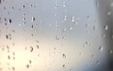 透明玻璃雨滴背景图片