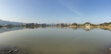 临海的灵湖全景照图片
