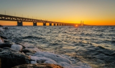 夕阳下海上长桥图片