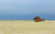 北海银滩渔船搁浅图片