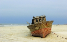 北海银滩搁浅的渔船图片
